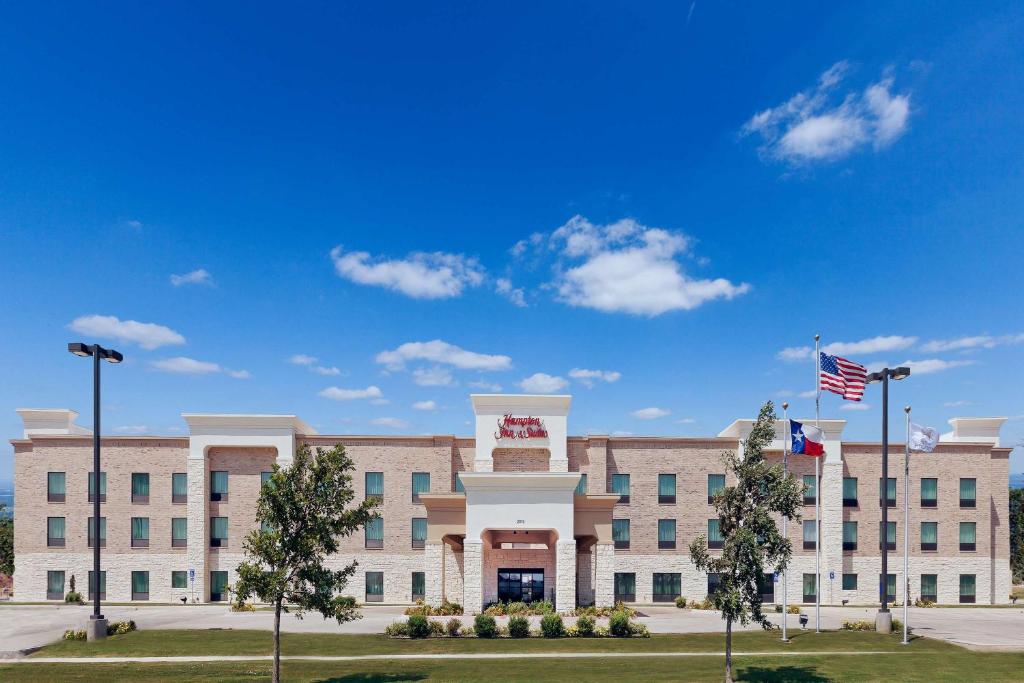 a large building with an american flag in front at Hampton Inn & Suites Dumas in Dumas