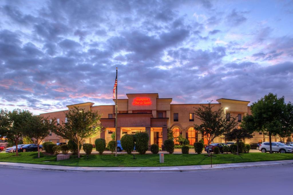 un bâtiment avec un panneau rouge à l'avant dans l'établissement Hampton Inn & Suites Boise-Meridian, à Meridian