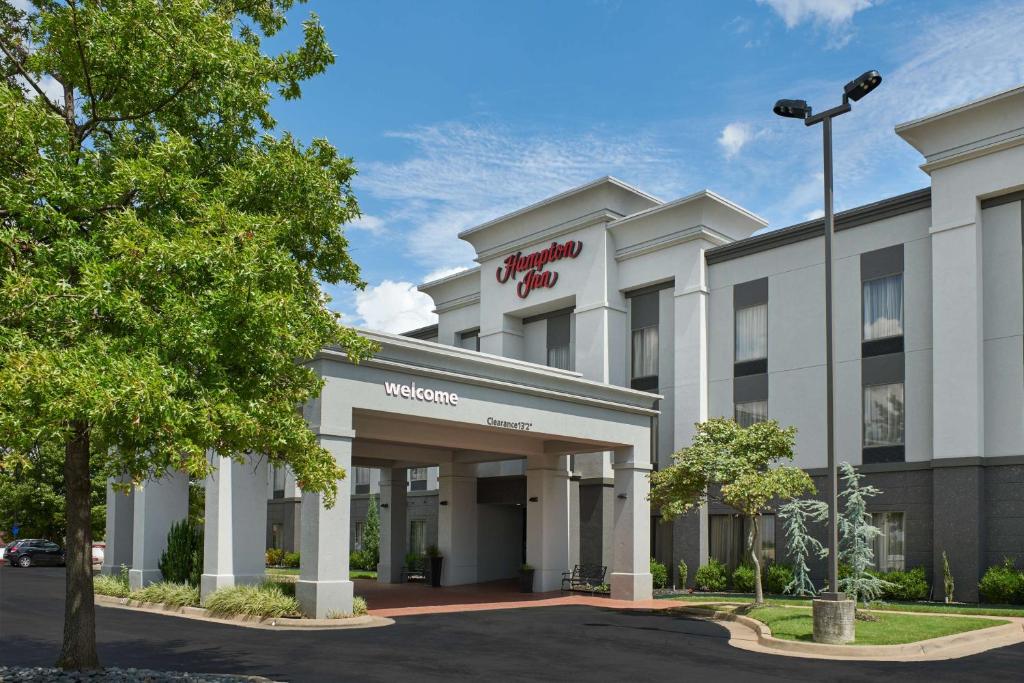 een weergave van de voorkant van een hotel bij Hampton Inn Bartlesville in Bartlesville