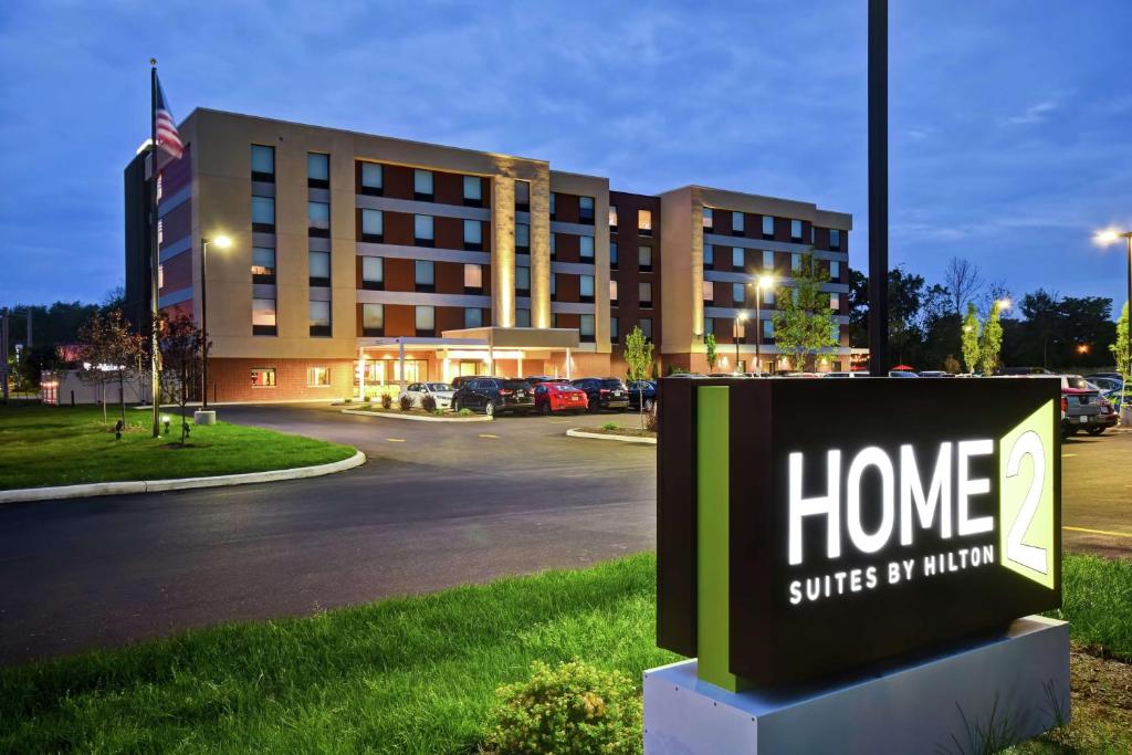 znak hotelowy przed budynkiem w obiekcie Home2 Suites By Hilton Amherst Buffalo w mieście Amherst