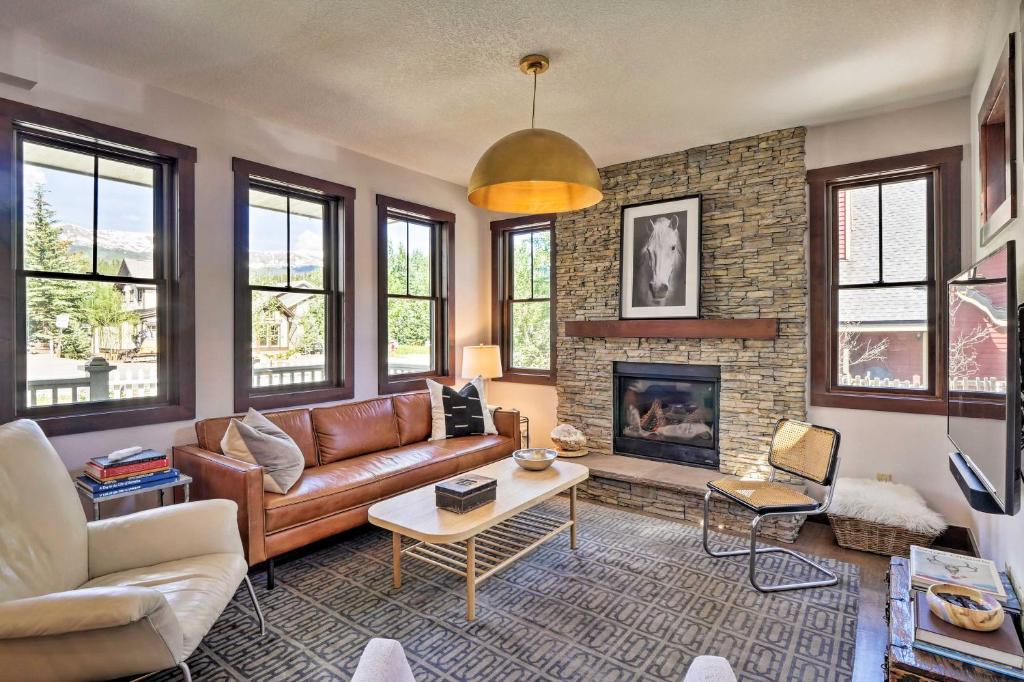 un salon avec un canapé et une cheminée dans l'établissement Dtwn Breckenridge Escape with Balcony French Fox, à Breckenridge
