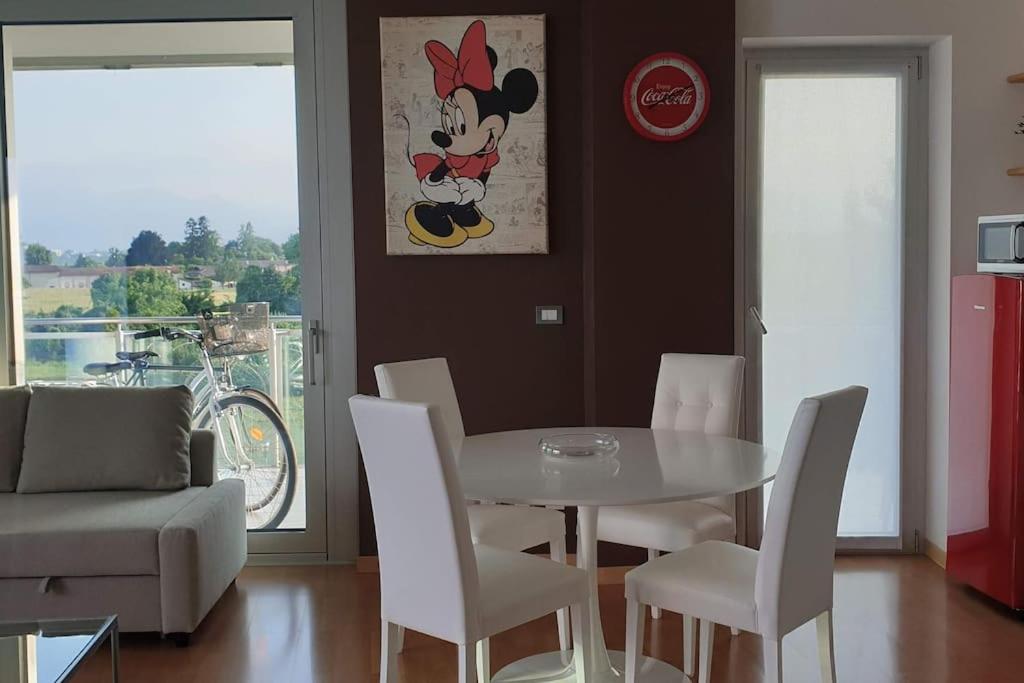 una sala da pranzo con tavolo e sedie bianchi di Suite chocolat a Cuneo