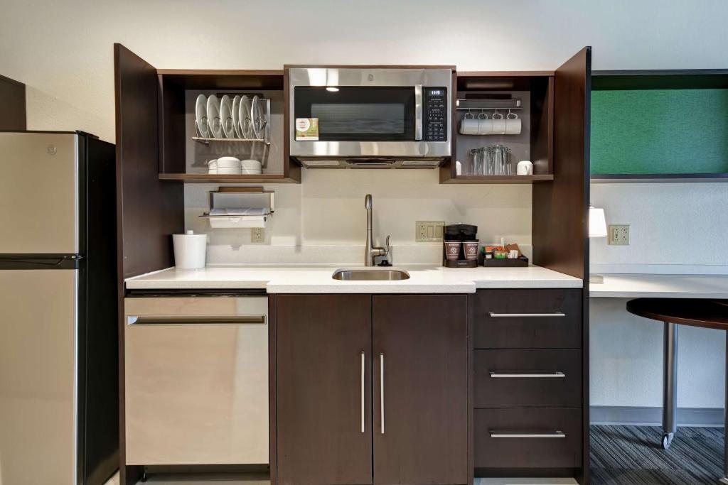 Kuchyň nebo kuchyňský kout v ubytování Home2 Suites By Hilton Amherst Buffalo