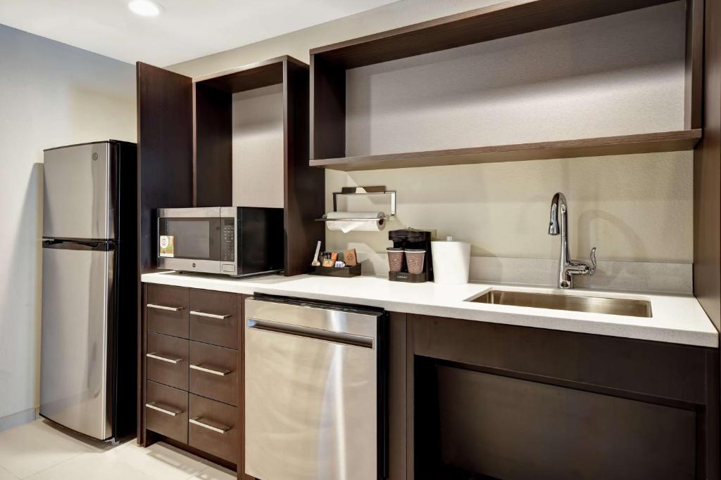Kuchyň nebo kuchyňský kout v ubytování Home2 Suites By Hilton Amherst Buffalo