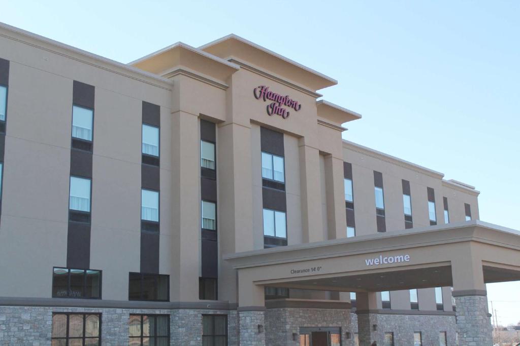 une représentation de l'avant d'un hôtel dans l'établissement Hampton Inn Cape Girardeau I-55 East, MO, à Cap-Girardeau