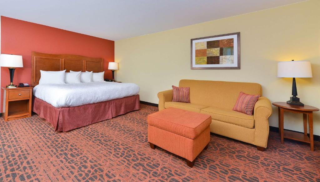 Hampton Inn Clinton - King Room With Sofa Bed - Non-Smoking