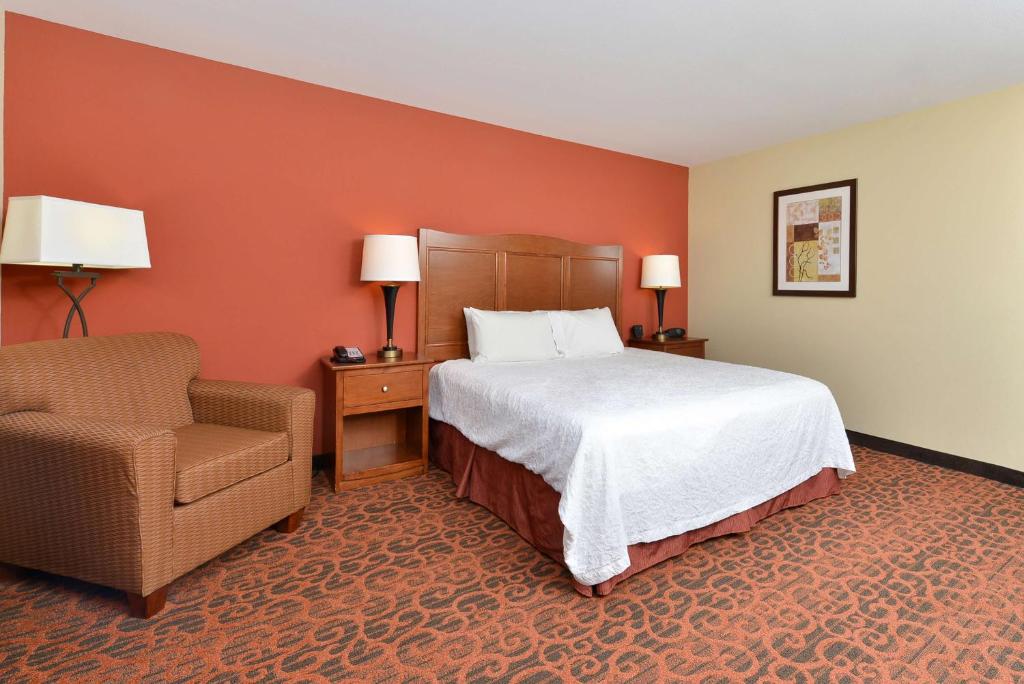 Hampton Inn Clinton - King Room - Non-Smoking