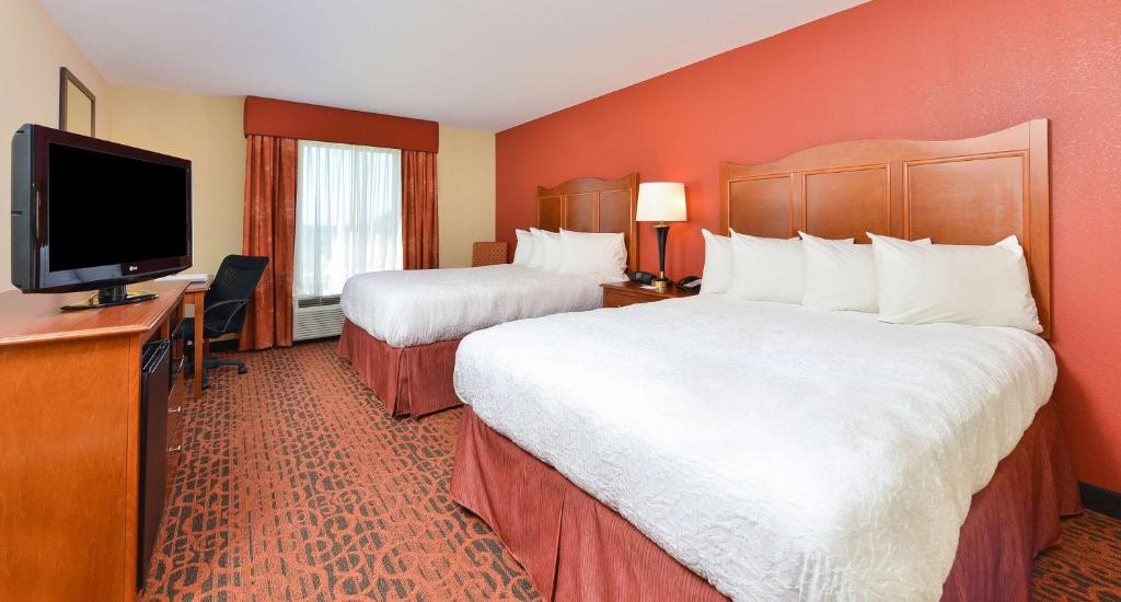 Hampton Inn Clinton - Room With Two Queen Beds - Non-Smoking