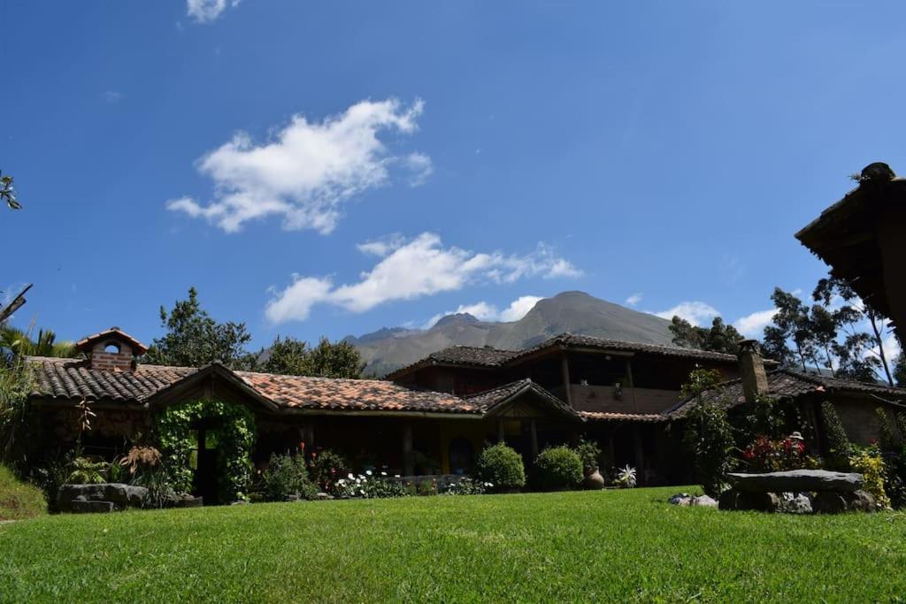 ein Haus mit grünem Rasen davor in der Unterkunft Kawsay- Hospedaje y Alimentacion in Ibarra