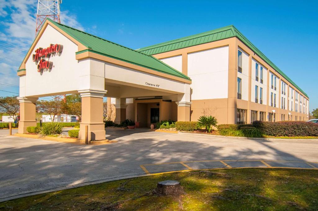 un edificio con un estacionamiento delante de él en Hampton Inn Lafayette Louisiana, en Scott