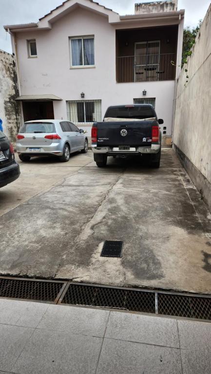 Brown Alojamientos Temporarios في سالتا: شاحنة متوقفة في موقف للسيارات أمام منزل