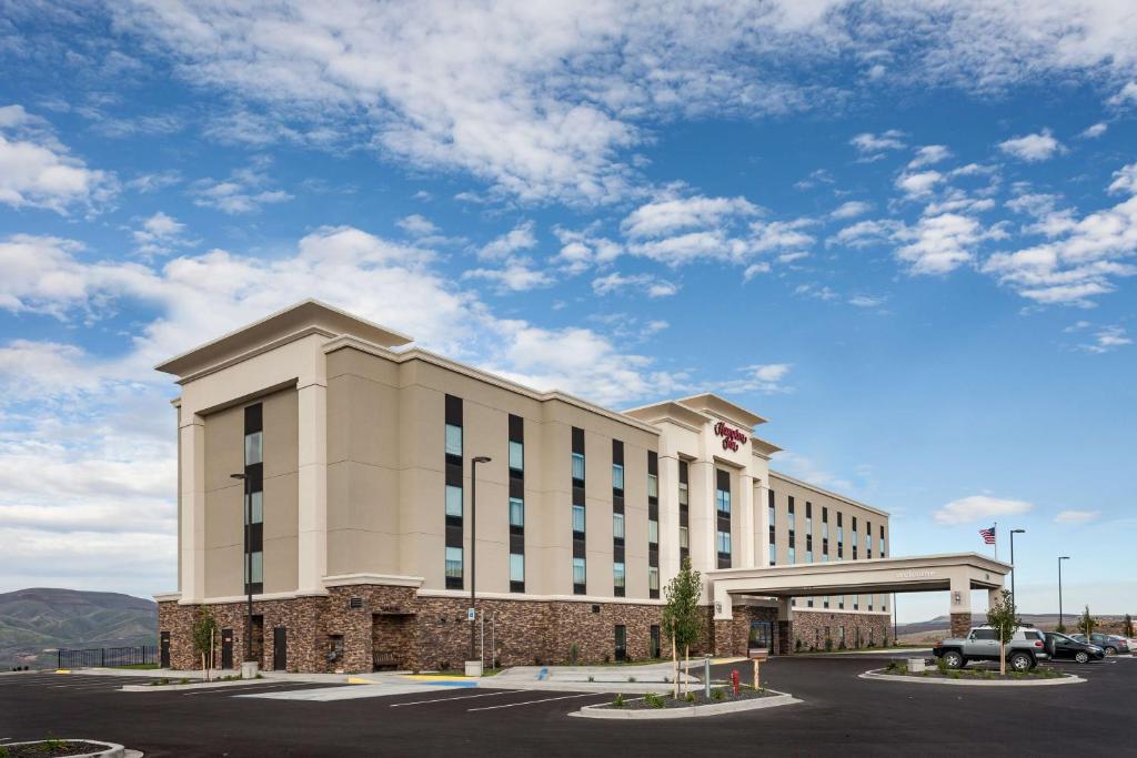 un bâtiment d'hôtel avec un parking en face de celui-ci dans l'établissement Hampton Inn Lewiston, ID, à Lewiston