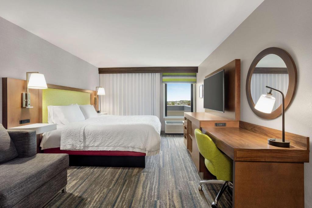 Hampton Inn Milwaukee Brookfield - 特大号床间 - 带沙发床和书房 - 禁烟