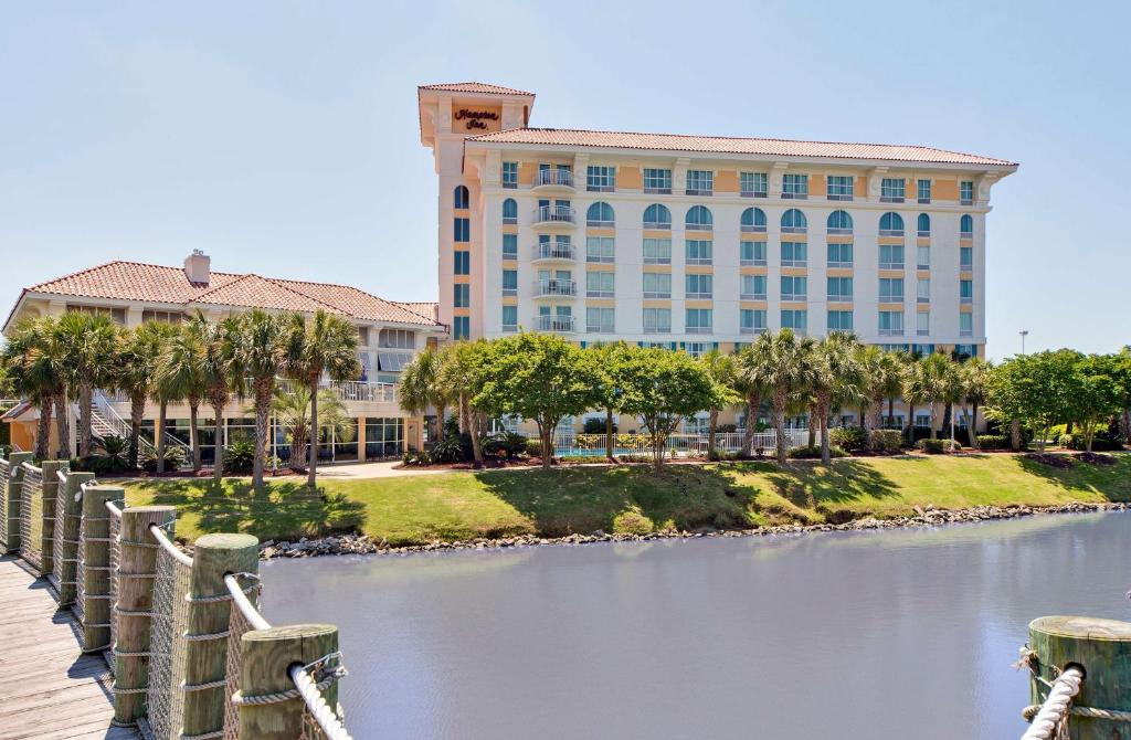 een hotel met een brug over een waterlichaam bij Hampton Inn Myrtle Beach Broadway at the Beach in Myrtle Beach