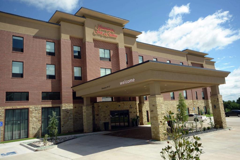 una representación de la parte delantera de un hotel en Hampton Inn & Suites Oklahoma City/Quail Springs, en Oklahoma City