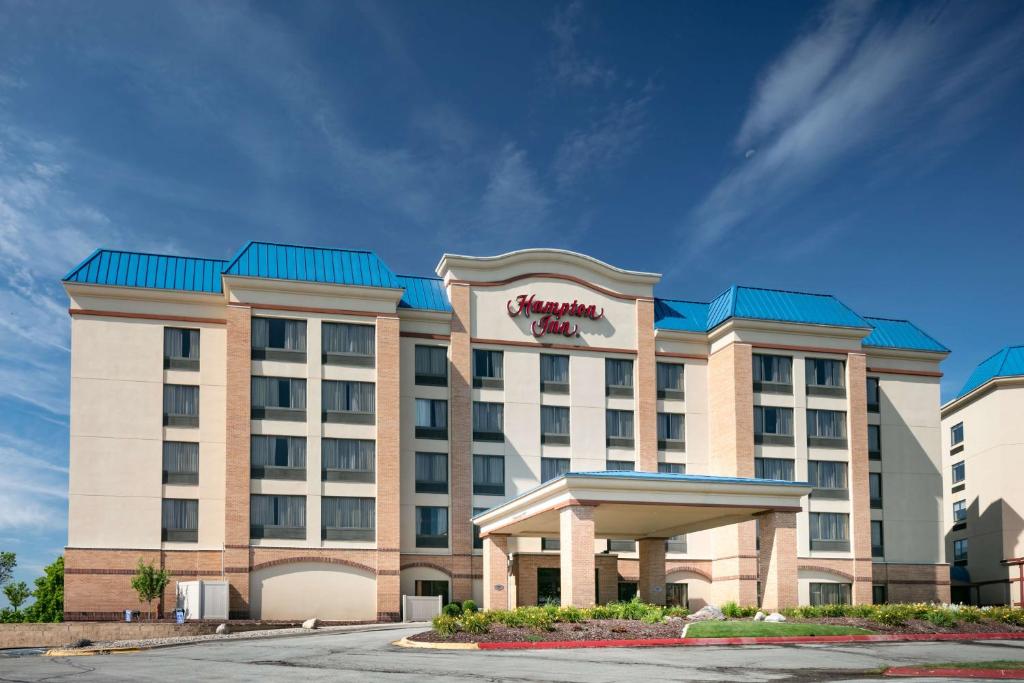 Hampton Inn Council Bluffs في كاونسيل بلافز: مبنى الفندق يوجد عليه لافته