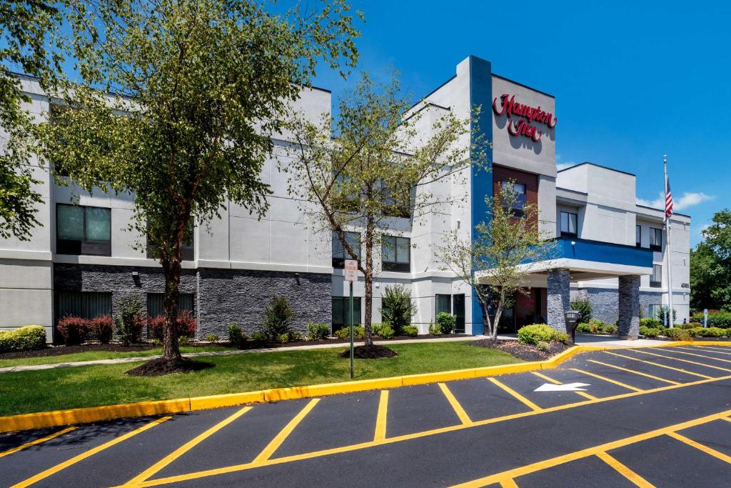 Un estacionamiento vacío frente a un edificio en Hampton Inn Princeton, en Princeton