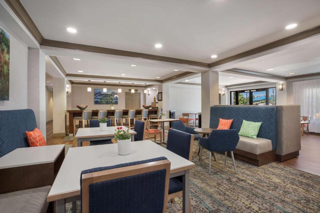 Posezení v ubytování Hampton Inn Princeton