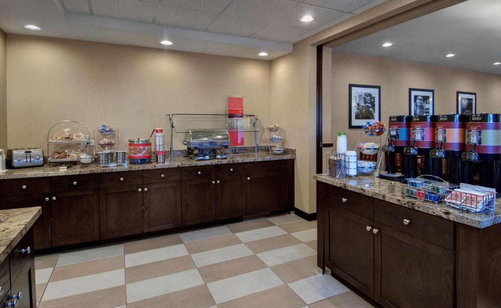 Příslušenství pro přípravu čaje a kávy v ubytování Hampton Inn Provo