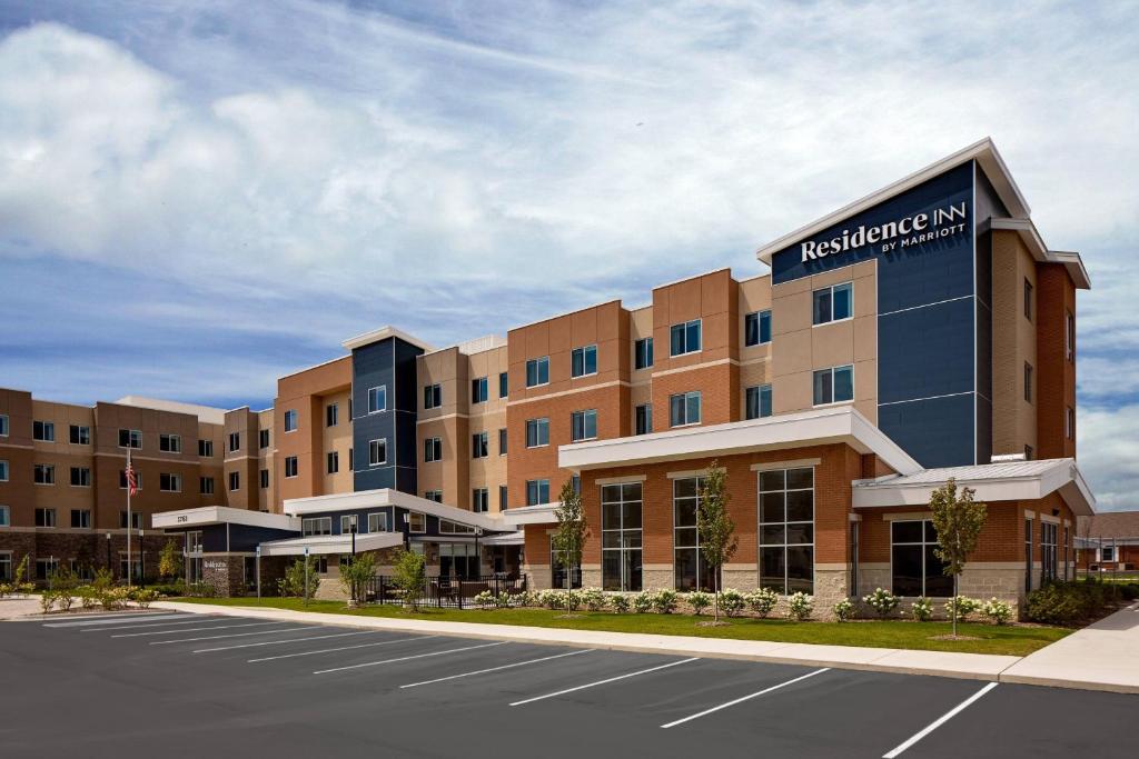 un bâtiment d'hôpital avec un parking devant lui dans l'établissement Residence Inn by Marriott Detroit Farmington Hills, à Farmington Hills