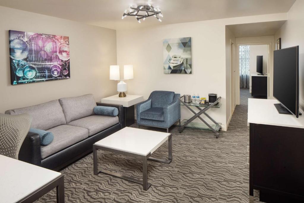 DoubleTree Suites by Hilton Hotel Detroit Downtown - Fort Shelby - Suite King à Une Chambre Avec Canapé-lit