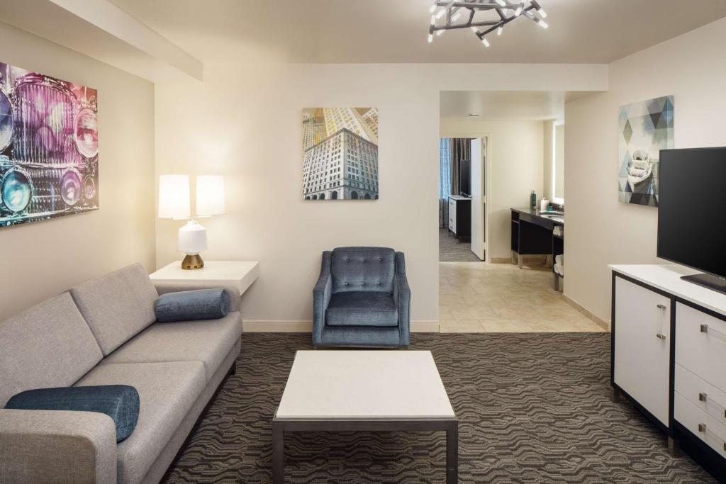 DoubleTree Suites by Hilton Hotel Detroit Downtown - Fort Shelby - Suite Corner King