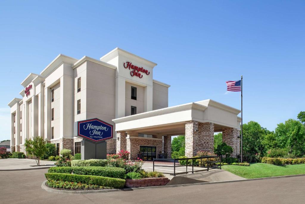 una representación de la parte delantera de un hotel en Hampton Inn Sulphur Springs, en Sulphur Springs