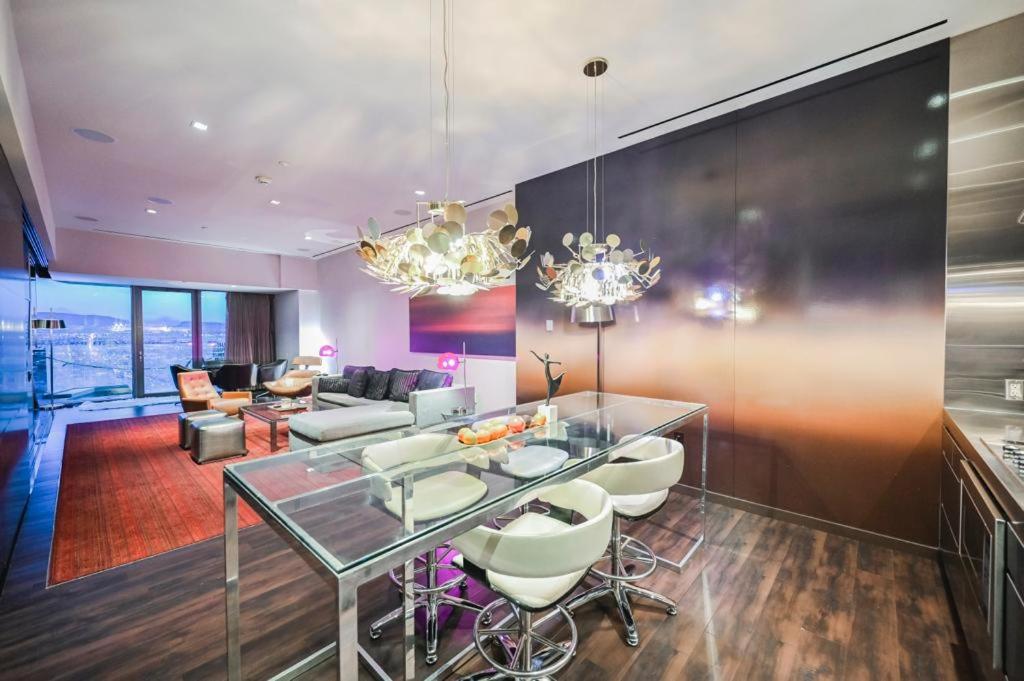 Posezení v ubytování Intimo Palms Place Penthouse
