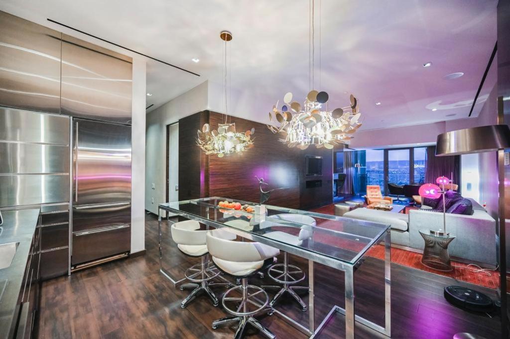 Kuchyň nebo kuchyňský kout v ubytování Intimo Palms Place Penthouse