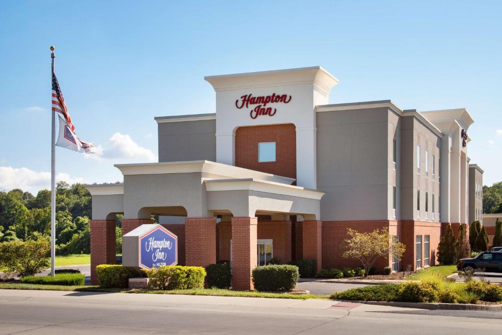 a rendering of the front of the hampton inn at Hampton Inn St. Louis-Columbia in Millstadt Junction