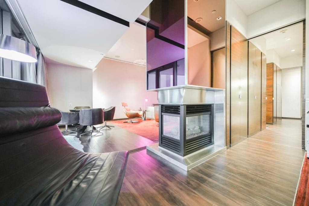 Posezení v ubytování Intimo Palms Place Penthouse