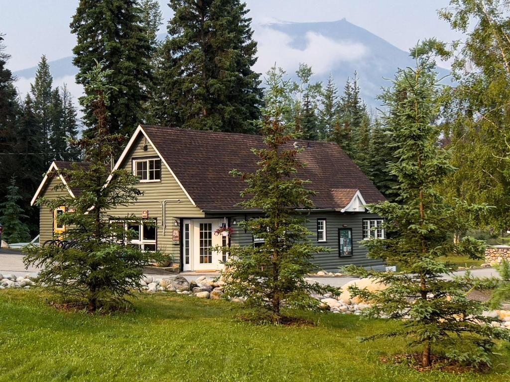 una casa en medio de un patio con árboles en Tekarra Lodge, en Jasper