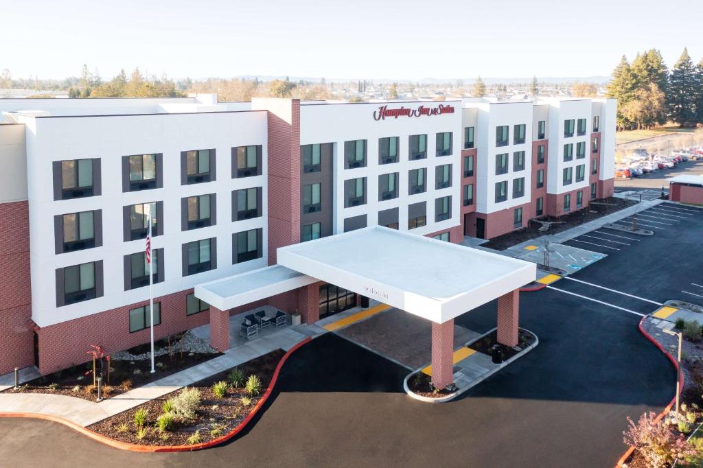 una vista aérea de un hotel con un gran edificio en Hampton Inn & Suites Santa Rosa Sonoma Wine Country en Santa Rosa