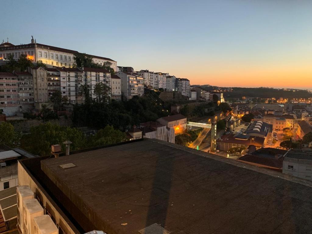 uitzicht op de stad vanaf het dak van een gebouw bij WORK&STAY - Apartamento no centro de Coimbra in Coimbra