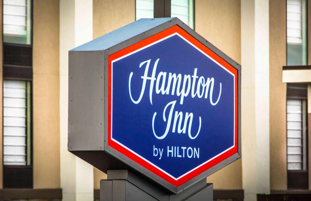 Hampton Inn Washington في واشنطن: علامة لنزل هامبتون أمام مبنى