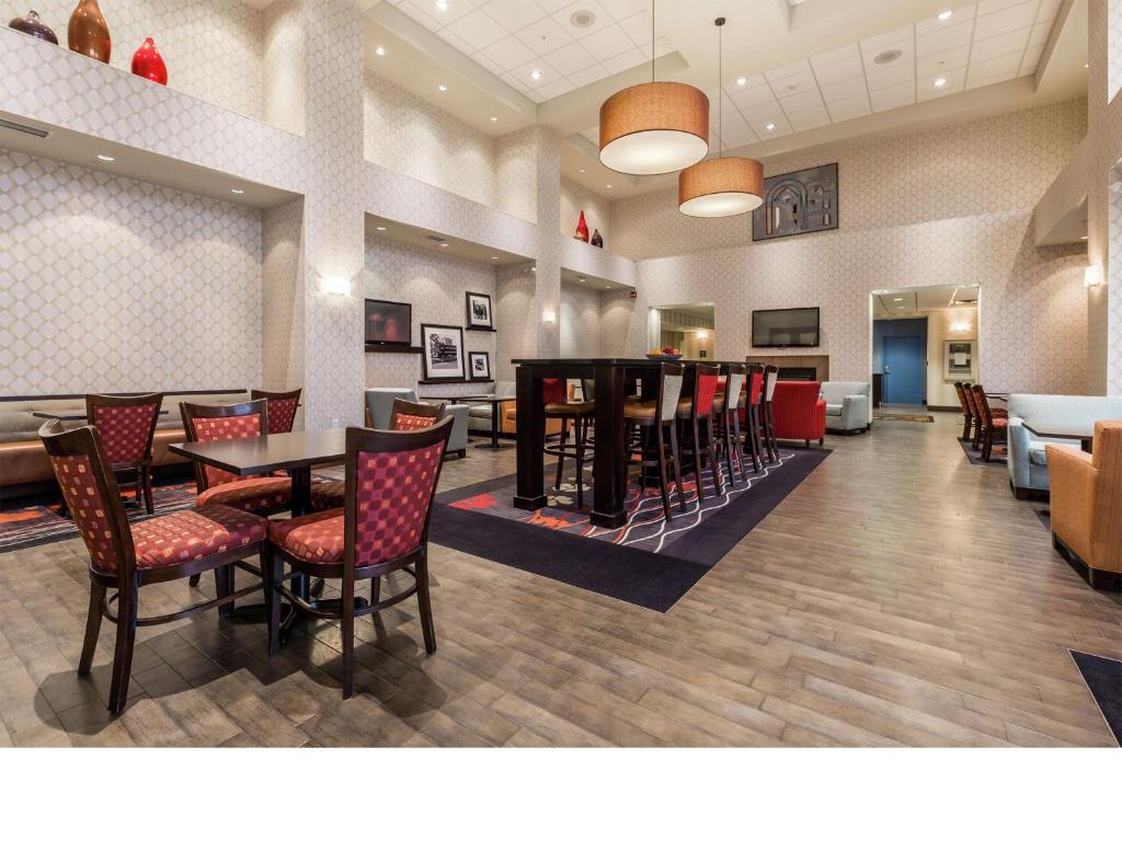 Posezení v ubytování Hampton Inn & Suites by Hilton Lethbridge