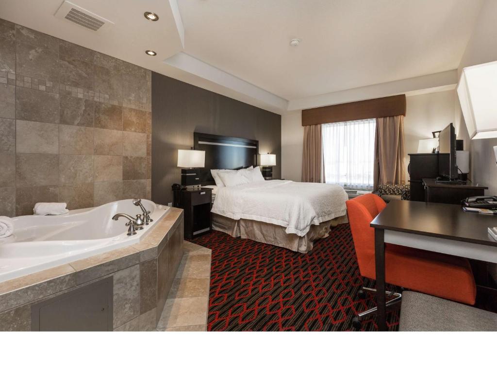 Postel nebo postele na pokoji v ubytování Hampton Inn & Suites by Hilton Lethbridge