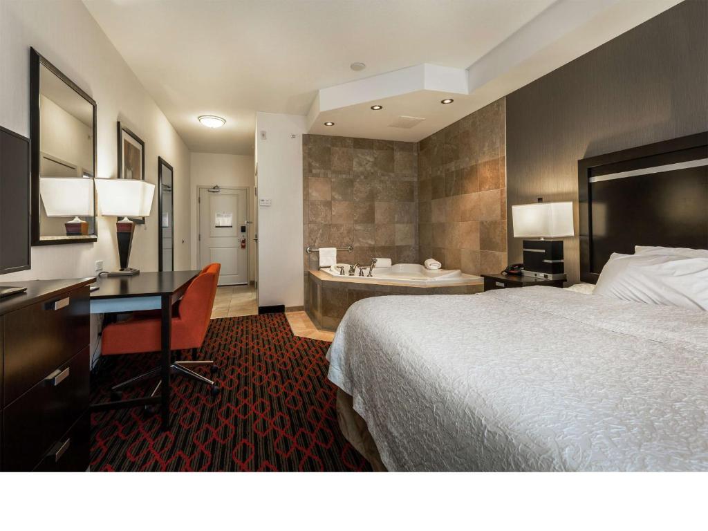 Postel nebo postele na pokoji v ubytování Hampton Inn & Suites by Hilton Lethbridge