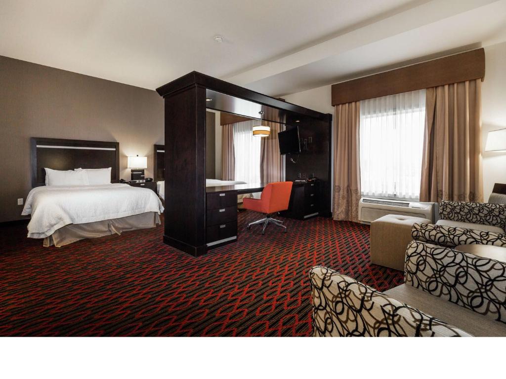Postel nebo postele na pokoji v ubytování Hampton Inn & Suites by Hilton Lethbridge