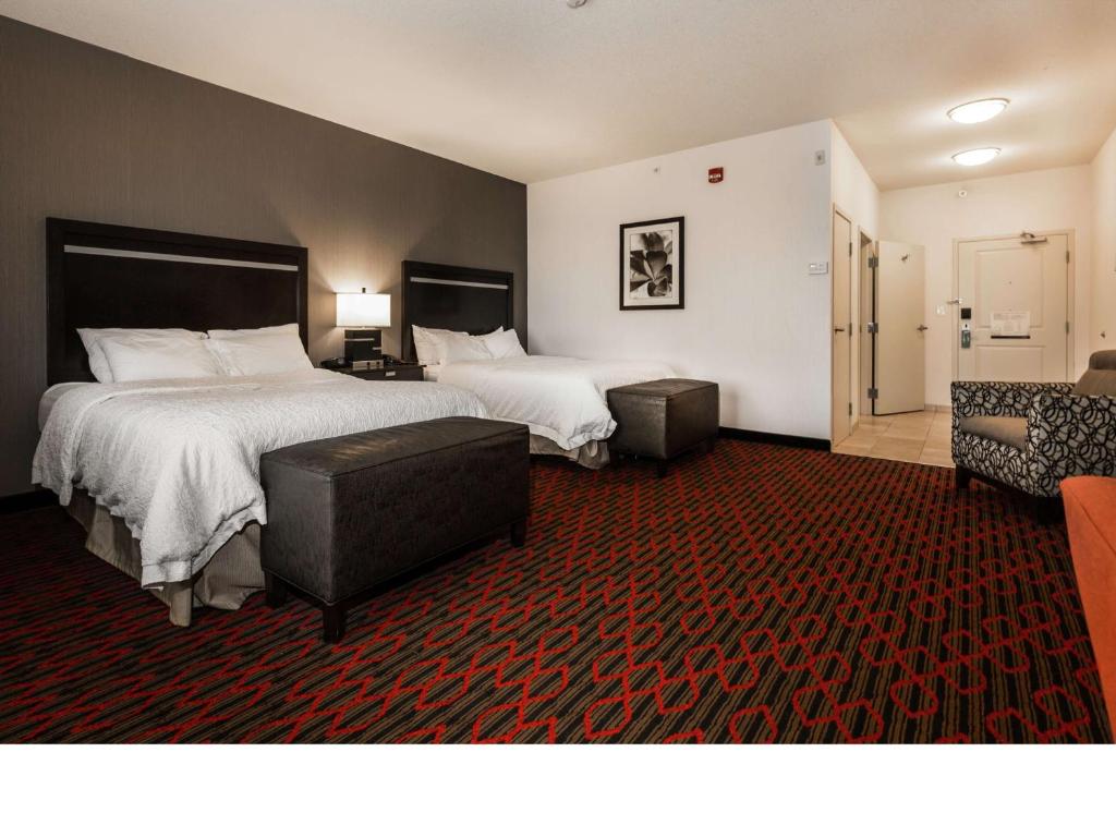 Postel nebo postele na pokoji v ubytování Hampton Inn & Suites by Hilton Lethbridge