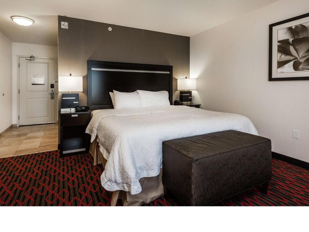 Postel nebo postele na pokoji v ubytování Hampton Inn & Suites by Hilton Lethbridge