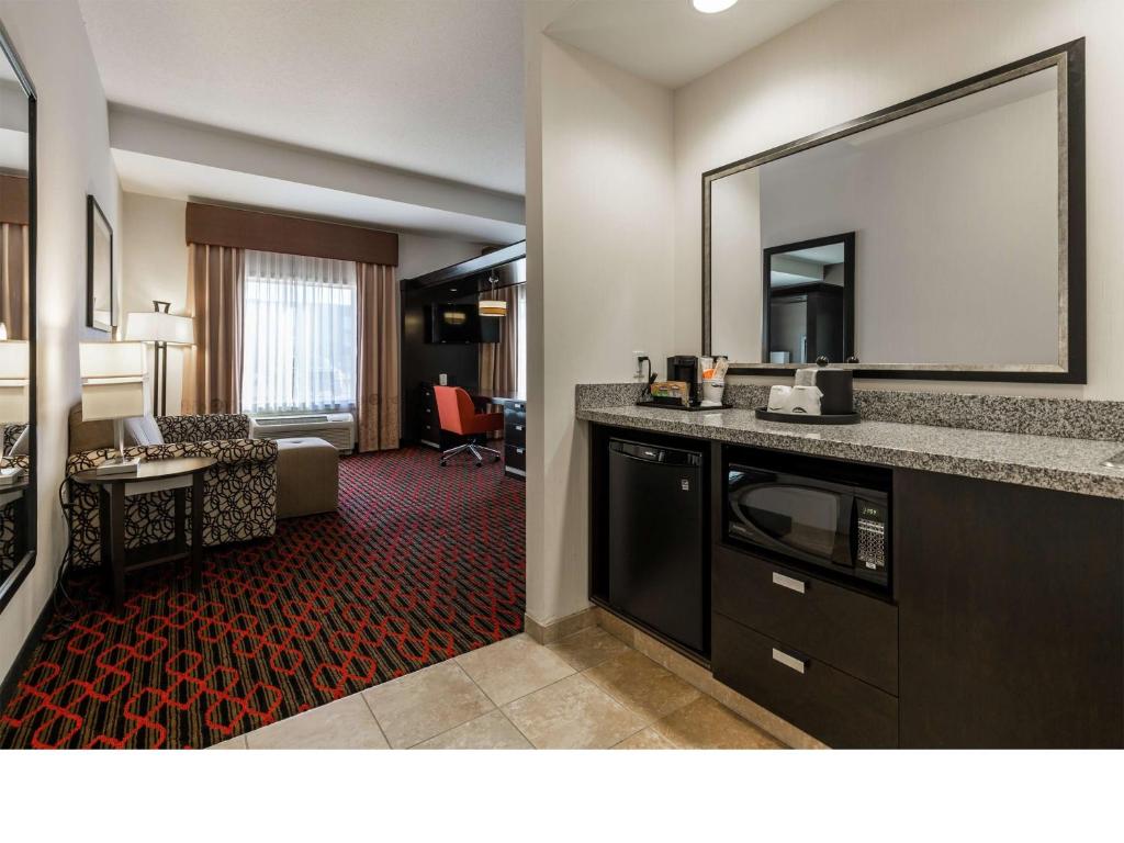 Kuchyň nebo kuchyňský kout v ubytování Hampton Inn & Suites by Hilton Lethbridge