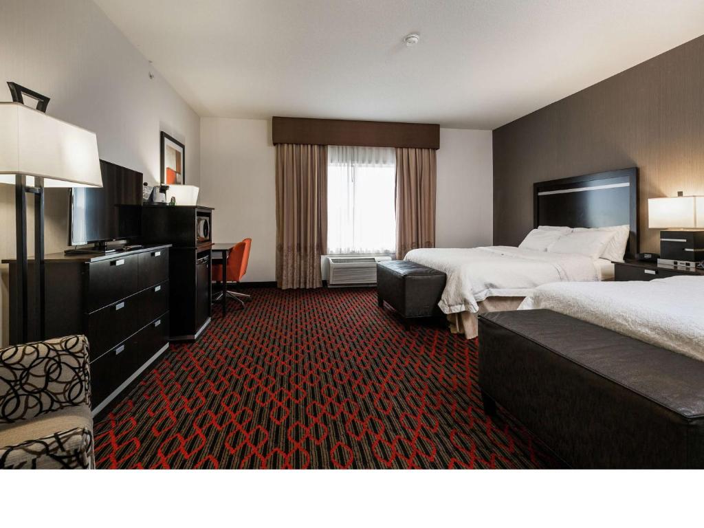 Postel nebo postele na pokoji v ubytování Hampton Inn & Suites by Hilton Lethbridge