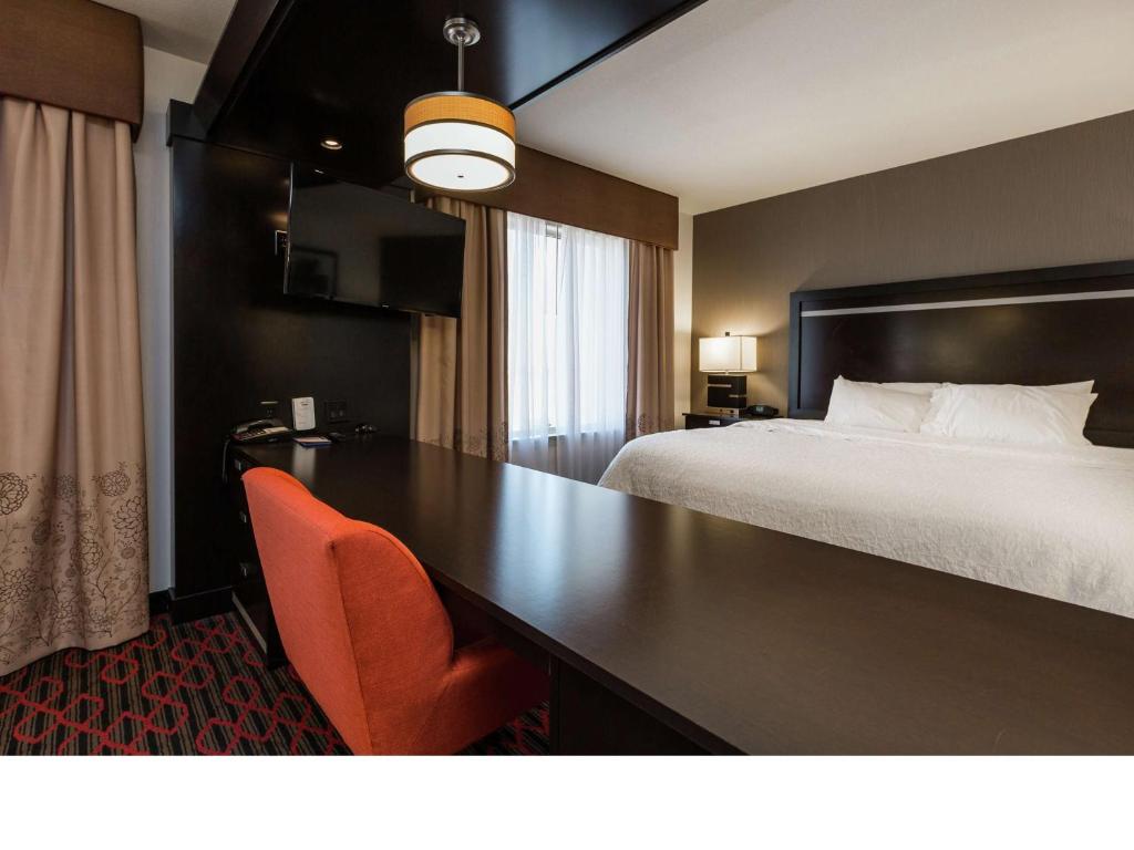 Postel nebo postele na pokoji v ubytování Hampton Inn & Suites by Hilton Lethbridge