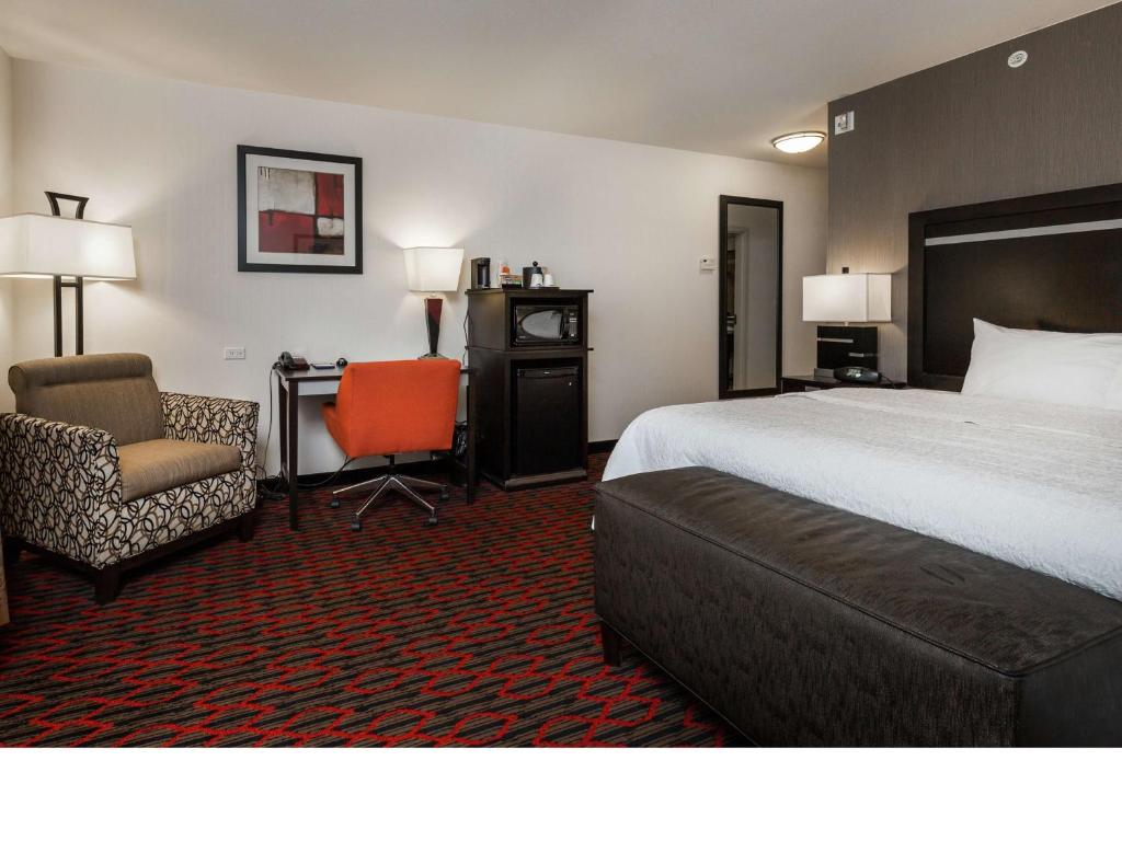 Postel nebo postele na pokoji v ubytování Hampton Inn & Suites by Hilton Lethbridge