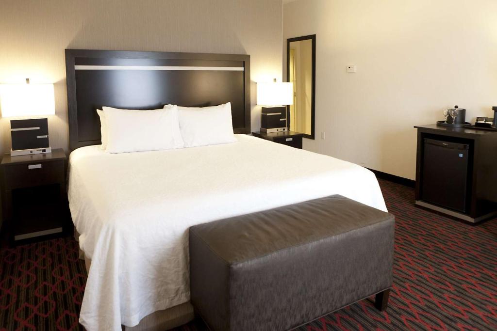 Postel nebo postele na pokoji v ubytování Hampton Inn & Suites by Hilton Lethbridge