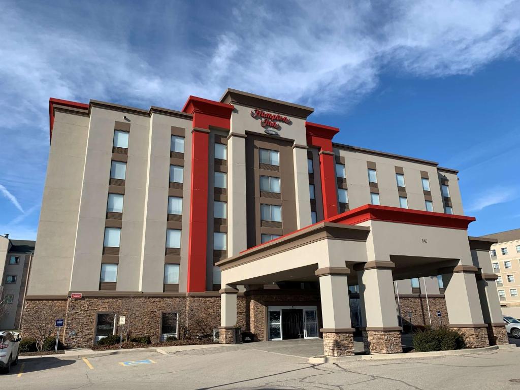 un hotel con un edificio rojo y blanco en Hampton Inn London Ontario en Londres