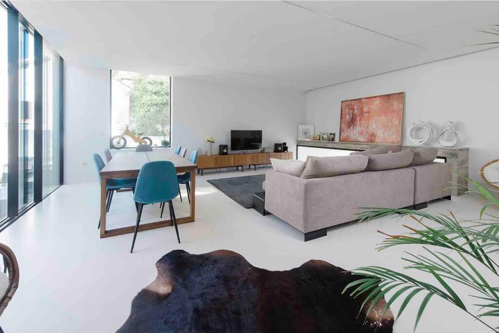Contemporary Beach House Cabedelo في فيانا دو كاستيلو: غرفة معيشة مع أريكة وطاولة