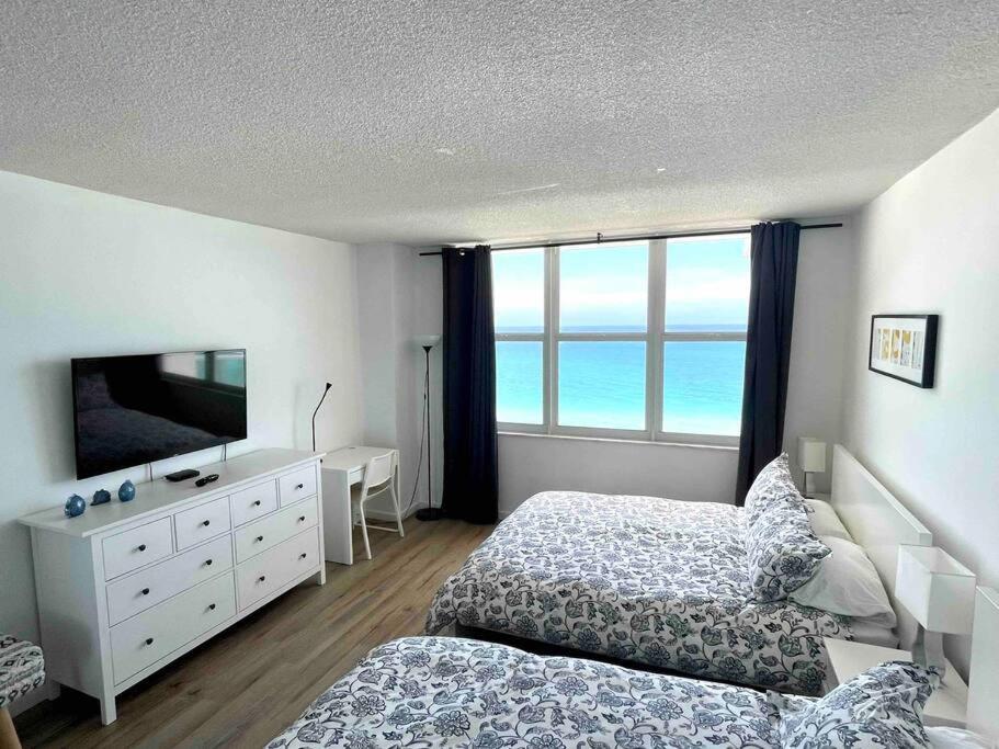 - une chambre avec 2 lits et une vue sur l'océan dans l'établissement Miami on the Beach-Best ocean sunrise-Miami Beach, à Miami Beach