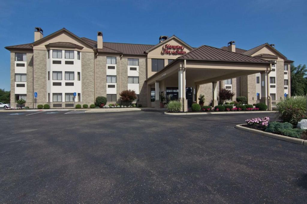 a hotel with a parking lot in front of it at Hampton Inn & Suites Chillicothe in Chillicothe